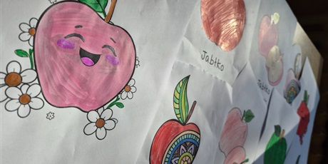 Powiększ grafikę: Kolorowe jabłka wykonane przez dzieci z kl.3c.