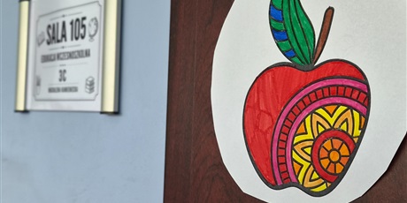 Powiększ grafikę: Kolorowe jabłko na drzwiach sali wykonane przez dzieci z kl.3c.