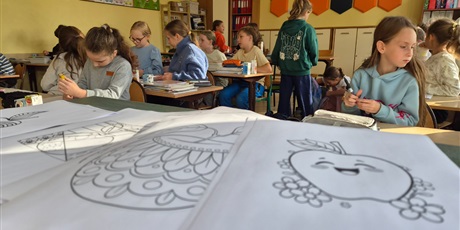 Powiększ grafikę: Dzieci z kl.3c wykonują rysunki jabłek.
