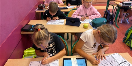 Powiększ grafikę: Dzieci z kl.2b korzystając z tabletów uzupełniają mapę myśli o jabłkach.