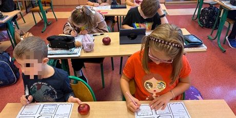 Powiększ grafikę: Dzieci z kl.2b korzystając z tabletów uzupełniają mapę myśli o jabłkach.