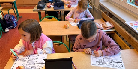 Powiększ grafikę: Dzieci z kl.2b korzystając z tabletów uzupełniają mapę myśli o jabłkach.