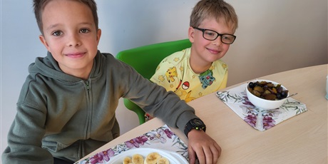 Powiększ grafikę: Uczniowie klasy 3a spożywają własnoręcznie wykonaną sałatkę owocową.