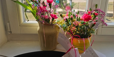 Powiększ grafikę: Dzieci z  klasy 2c z upominkami na klasowym Dniu Kobiet.