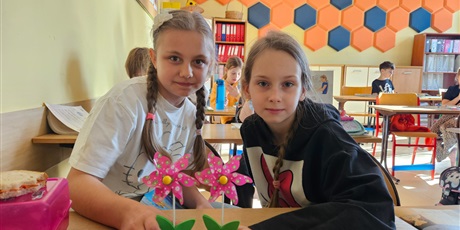 Powiększ grafikę: Dzieci z  klasy 2c z upominkami na klasowym Dniu Kobiet.