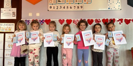 Powiększ grafikę: Dziewczynki z zerówki z dyplomami i upominkami.