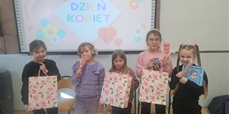 Powiększ grafikę: Dziewczynki z klasy 1c z upominkami.