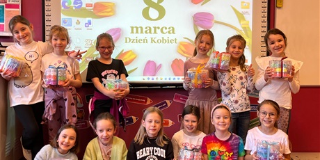 Powiększ grafikę: Dziewczynki z klasy 1b z upominkami.