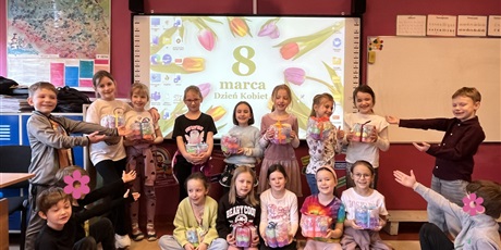 Powiększ grafikę: Cała klas 1b świętuje Dzień Kobiet.