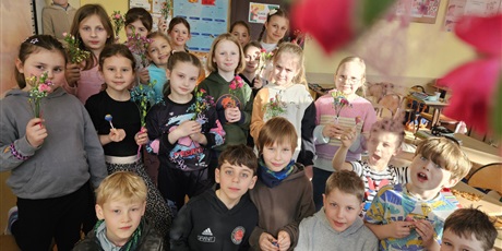 Powiększ grafikę: Dzieci z  klasy 2c z upominkami na klasowym Dniu Kobiet.