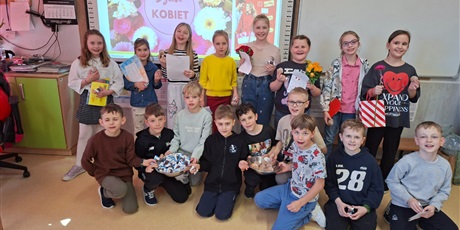 Powiększ grafikę: W klasie 2b z okazji Dnia Kobiet koledzy mieli  przygotowaną miłą niespodziankę.