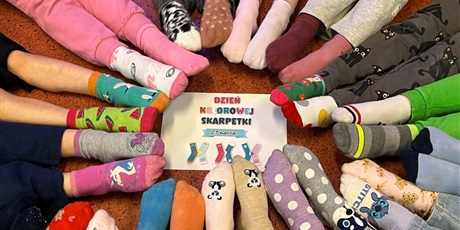 Powiększ grafikę: Kolorowe skarpetki na stopach dzieci z kl.1b.