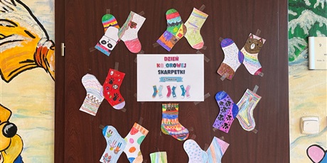 Powiększ grafikę: Ozdobione skarpetkami drzwi klasy 1b.