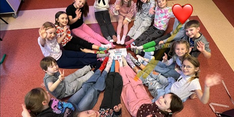Powiększ grafikę: Kolorowe skarpetki na stopach dzieci z kl.1b.