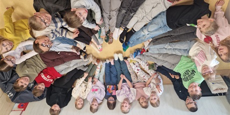 Powiększ grafikę: Kolorowe skarpetki na stopach dzieci z kl.3b.