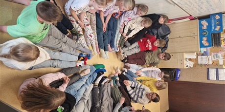 Powiększ grafikę: Kolorowe skarpetki na stopach dzieci z kl.3b.