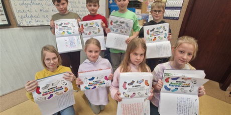 Powiększ grafikę: Uczniowie kl.3b prezentują swoje prace w zeszycie.