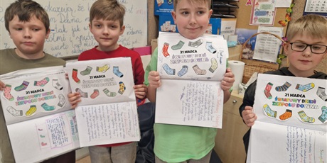 Powiększ grafikę: Uczniowie kl.3b prezentują swoje prace w zeszycie.