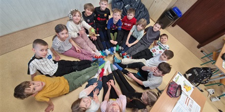 Powiększ grafikę: Kolorowe skarpetki na stopach dzieci z kl.1c.