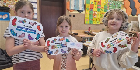 Powiększ grafikę: Uczniowie kl.1c prezentują wykonane prace.