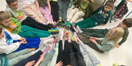 Powiększ grafikę: Kolorowe skarpetki na stopach dzieci z kl.2a.