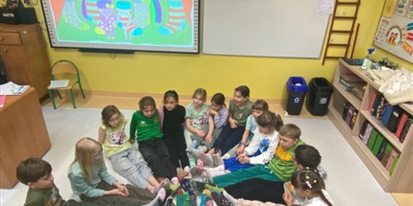 Powiększ grafikę: Kolorowe skarpetki na stopach dzieci z kl.2a.