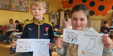 Powiększ grafikę: Dzieci z klasy 2c rozwiązują karty pracy o tematyce związanej z Dniem Skarpetki.