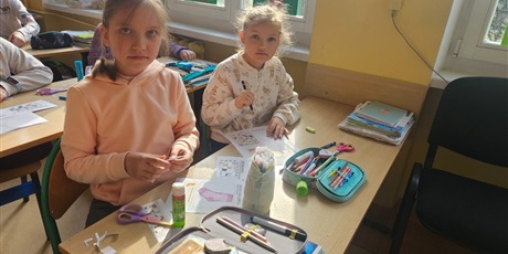 Powiększ grafikę: Dzieci z klasy 2c rozwiązują karty pracy o tematyce związanej z Dniem Skarpetki.