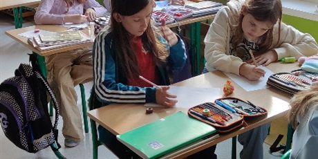 Powiększ grafikę: Uczniowie z klasy 3c projektują, rysują i kolorują na kartce kolorowe skarpetki. 