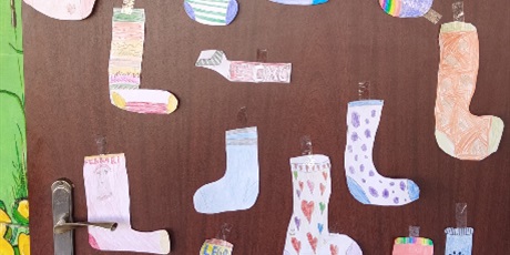 Powiększ grafikę: Na drzwiach są zawieszone skarpetki zaprojektowane przez uczniów klasy 3c.