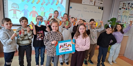 Powiększ grafikę: Dzieci z kl.2b prezentują plakat z okazji DKS.