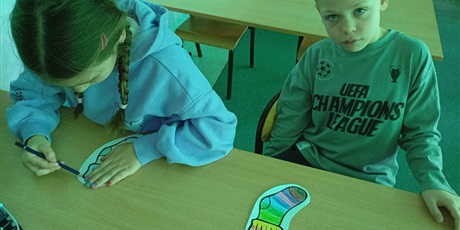 Powiększ grafikę: Dzieci z kl.1a rysują kolorowe skarpetki.