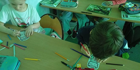 Powiększ grafikę: Dzieci z kl.1a rysują kolorowe skarpetki.