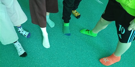 Powiększ grafikę: Dzieci z kl.1a prezentują skarpetki nie do pary.