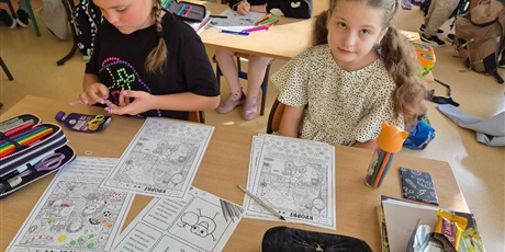 Powiększ grafikę: Dzieci z klasy 3c przy wykonywaniu kart pracy związanych z Dniem Kropki.