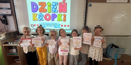 Powiększ grafikę: Dziewczynki pozują do zdjęcia z wykonanymi przez siebie kropkami. 