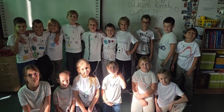 Powiększ grafikę: Uczniowie kl.2c prezentują swoje koszulki ozdobione kropkami.