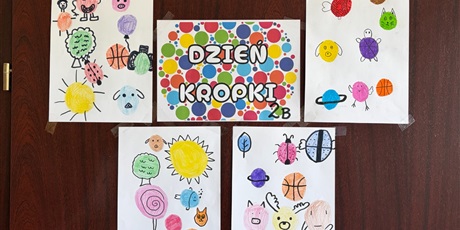 Powiększ grafikę: Kropkowe prace kl.2b na drzwiach od sali.
