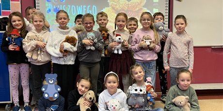 Powiększ grafikę: Dzieci z kl.1b ze swoimi misiami.