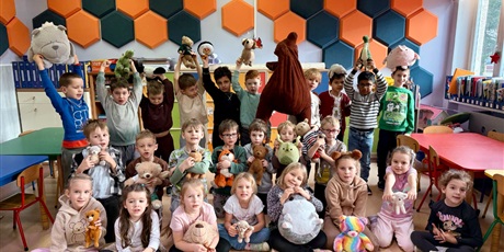 Powiększ grafikę: Przedszkolaki ze swoimi misiami.