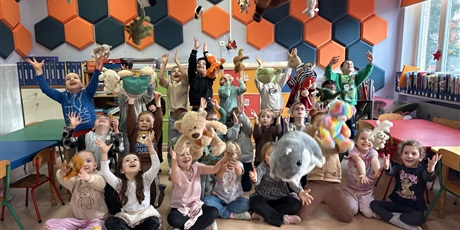 Powiększ grafikę: Przedszkolaki ze swoimi misiami.