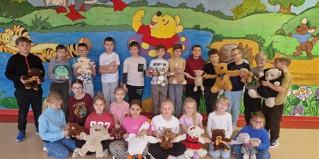 Powiększ grafikę: Dzieci z kl.3b ze swoimi misiami.