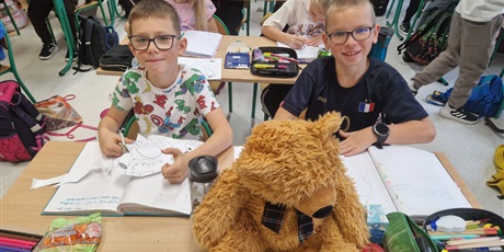 Powiększ grafikę: Dzieci z kl.3b podczas zajęć podczas Dnia Misia.