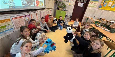 Powiększ grafikę: Dzieci z kl.3a podczas Dnia Misia.