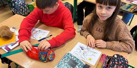 Powiększ grafikę: Dzieci z kl.3a podczas Dnia Misia.