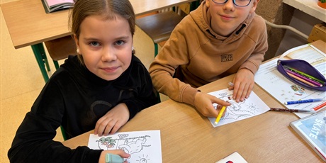 Powiększ grafikę: Dzieci z kl.3a podczas Dnia Misia.