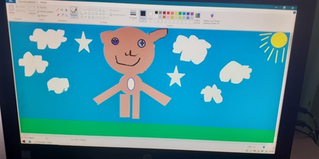 Powiększ grafikę: Na ekranie monitora widać dwa misie na zielonym tle, narysowane przez ucznia klasy 1c w programie Paint.