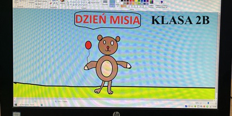 Powiększ grafikę: Na ekranie monitora rysunek pluszaka na Dzień Misia.