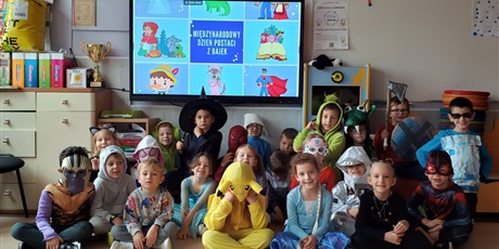 Powiększ grafikę: Dzieci z zerówki prezentują bajkowe przebrania.