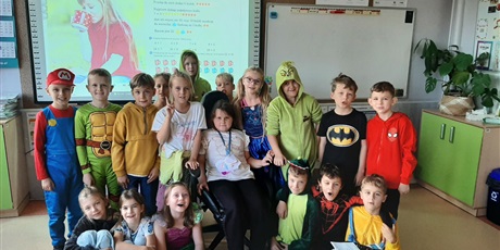 Powiększ grafikę: Dzieci z klasy 2b prezentują bajkowe przebrania.